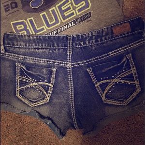 𝑅𝑒𝑖𝑔𝑛 𝑠ℎ𝑜𝑟𝑡𝑠